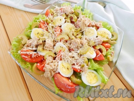 Вкусный, сочный салат с тунцом, перепелиными яйцами и черри готов, можно сразу подавать его к столу.