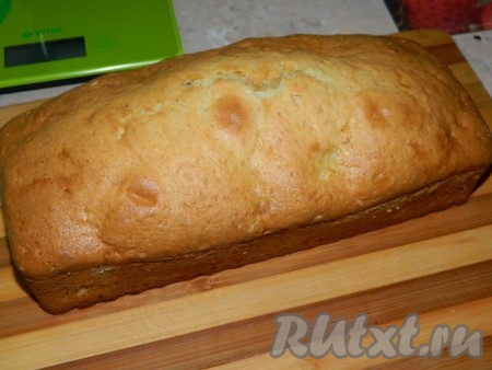 Затем кекс с консервированными ананасами вынимаем из формы, оставляем остывать.