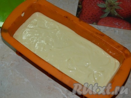 Получившее тесто выливаем в форму для выпечки кексов. У меня силиконовая форма, её дополнительно смазывать маслом не надо. Если у вас железная форма, то обязательно, прежде чем переливать в неё тесто, смажьте её дно и бока растительным маслом.