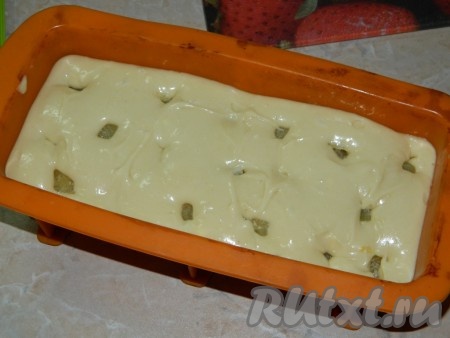 Кусочки консервированного ананаса немножко притапливаем в тесто. Ставим форму с тестом в хорошо прогретую духовку. Выпекаем кекс при температуре 180 градусов 50 минут. Готовность можно проверить, проколов кекс сухой шпажкой (если шпажка после прокола кекса останется сухой, на ней будут отсутствовать следы теста, значит выпечка готова). Достаём готовый кекс из духовки, даём немного остыть в форме.