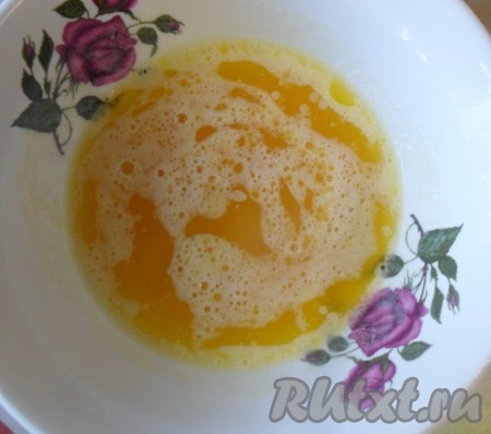 Яйцо смешать с оставшимся сахаром и солью, добавить растопленное сливочное масло.