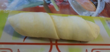 По спирали обернуть тестом сосиску.
