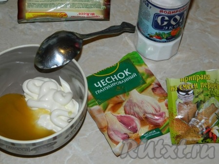 Смешиваем майонез, мед, чеснок, соль, перец.