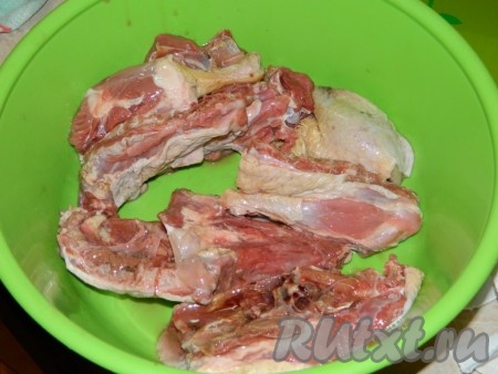 Режем утку на части, моем, обсушиваем.