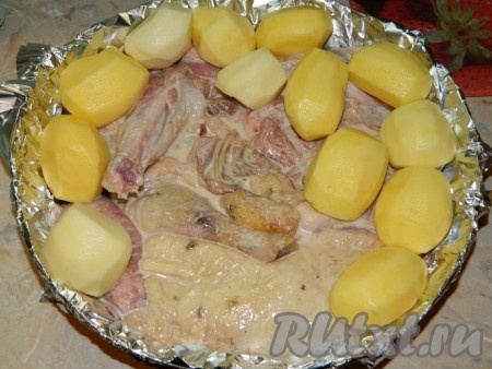 Форму застилаем фольгой, выкладываем утку, картофель.