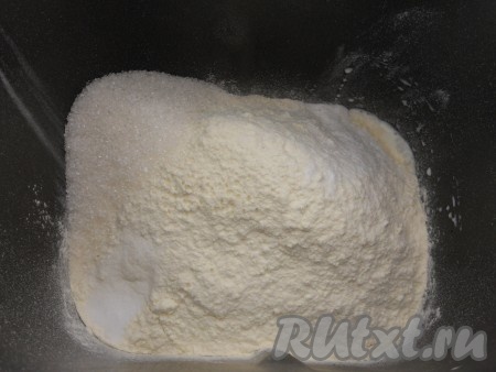 Вылить подготовленную массу в ведерко хлебопечки. Всыпать просеянную муку (если в инструкции к вашей модели сказано закладывать ингредиенты в другой последовательности - так и делайте).