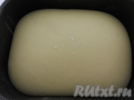 Выставить режим "Тесто" (у меня - 1 час 30 минут). После окончания замеса открыть крышку хлебопечки, вынуть форму. 