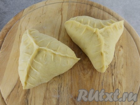 Я делала пирожки-треугольнички (именно такой формы были пирожочки у бабушки).