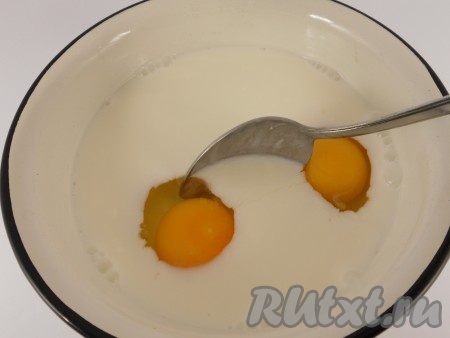 Добавить яйца, перемешать.
