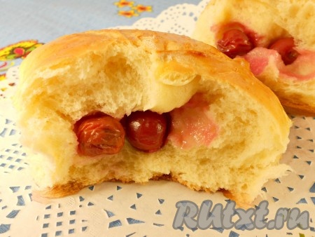 Смазать пирожки желтком, прикрыть полотенцем и оставить для расстойки, в теплом месте на 40-45 минут. Выпекать в разогретой до 190 градусов духовке 20-35 минут - до румяного цвета (духовки у всех разные - время выпечки может отличаться).