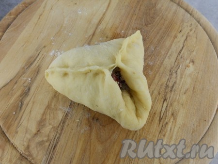 Сформировать пирожки, края хорошо слепить.&nbsp;