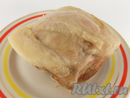 Прежде всего отварить мясо до готовности, добавив в бульон одну луковицу и соль. Готовое мясо вынуть из бульона и остудить.