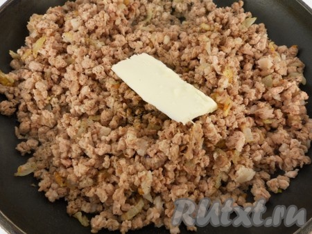 Добавить в сковороду к луку перекрученный фарш, посолить и поперчить по вкусу. Хорошо перемешать и добавить оставшееся сливочное масло и влить бульон. Еще раз хорошо перемешать, подержать сковороду на небольшом огне минут 5 и выключить газ.