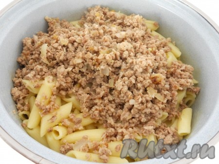 Высыпать содержимое сковороды в кастрюлю с макаронами и все вместе перемешать.