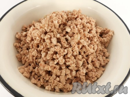 Остывшее мясо перекрутить на мясорубке.