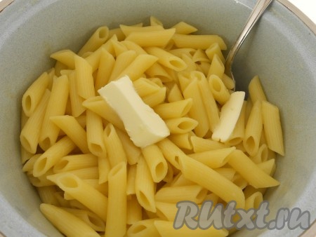 Отварить макароны, согласно инструкции на упаковке. Слить воду, не промывать. Добавить половину сливочного масла (35 грамм). Перемешать.
