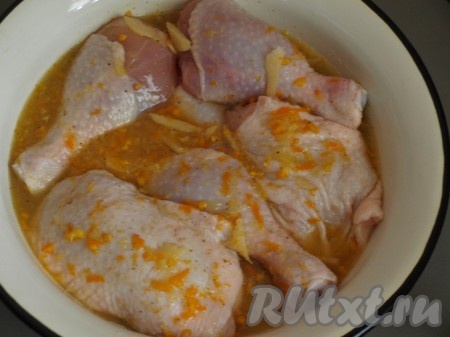 Курицу моем, нарезаем на порционные кусочки, обсушиваем, перекладываем в глубокую миску. Начинаем готовить маринад. Для этого подогреваем сок из двух апельсинов (я подогрела в микроволновке). Сок должен быть достаточно горячим, но доводить до кипения его не нужно. В апельсиновый сок добавляем цедру, имбирь, мёд, соль и специи по вкусу (я всыпала немного чёрного молотого перца), тщательно перемешиваем, чтобы мёд растворился. Заливаем маринадом курицу, перемешиваем, чтобы мясо было покрыто маринадом и оставляем минут на 30 при комнатной температуре. За это время можно 1-2 раза перемешать, чтобы кусочки курицы равномерно промариновались в соке апельсина с имбирём.