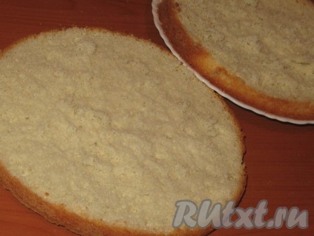 Приготовление бисквита:

Духовку разогреть заранее до 170 градусов. Яйца и сахар  соединить в чаше для миксера, взбить в пышную кремовую массу (взбивать минут 10-15), затем постепенно всыпать просеянную муку, перемешивать на низкой скорости миксера или вручную лопаточкой до равномерного распределения муки. Дно формы (у меня разъемная 22 см диаметром) выстелить пергаментом, выложить в нее тесто, разровнять, выпекать 40-45 минут, первые 30 минут духовку не открывать! (готовность определять деревянной палочкой - проткнуть бисквит, если палочка выходит сухая - готов). Готовый бисквит немного охладить прямо в форме в открытой выключенной духовке, затем аккуратно провести лопаточкой по стенкам формы и отделить бисквит, переложить его на блюдо, накрыть полотенцем и полностью охладить, лучше выдержать ночь. Бисквит разрезать на 2 части.