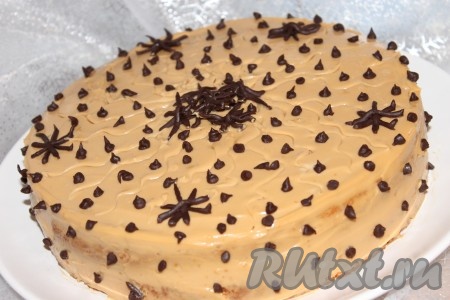 Затем украсить ими верх и бока торта в хаотичном порядке. Готовый тортик&nbsp;"Ириска" при подаче нарезать на порционные кусочки.
