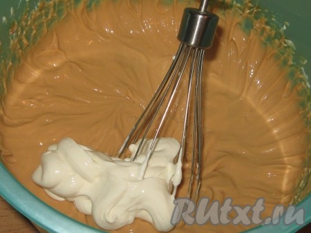 Для приготовления крема вареную сгущенку комнатной температуры (!) выложить в миску, постепенно добавляя сливки, взбить до однородной консистенции и цвета.
