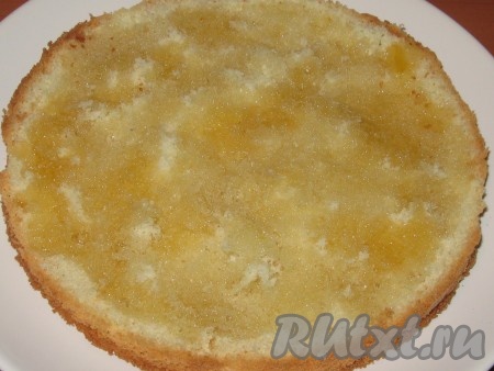 Одну часть бисквита&nbsp; положить на блюдо, равномерно полить сиропом.
