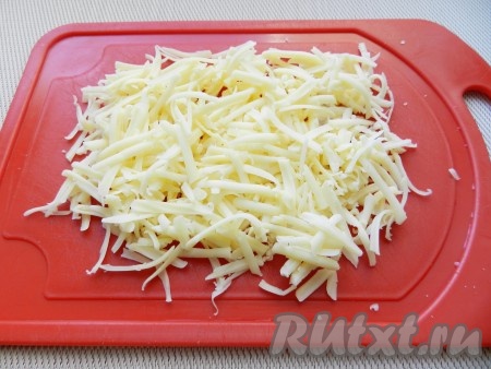 Натереть на терке сыр.