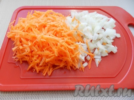 Луи и морковь очистить. Лук мелко нарезать, морковь натереть на терке.
