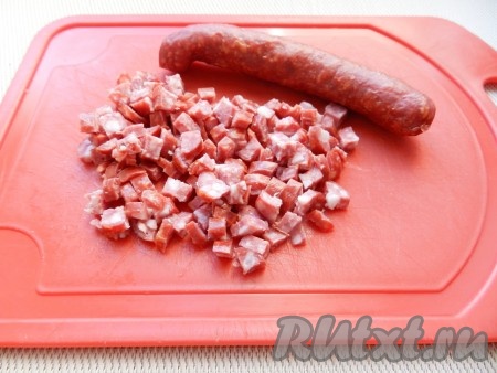 Охотничьи колбаски мелко нарезать.