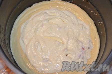 Сверху распределить творожную начинку, не доходя до краев. Поставить режим "Выпечка". В моей мультиварке пирог с творогом и курагой пекся 45 минут. В духовке думаю при 180 градусах будет готовиться столько же. Проверять зубочисткой.&nbsp;
