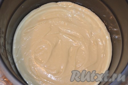 Вылить тесто в смазанную форму мультиварки.
