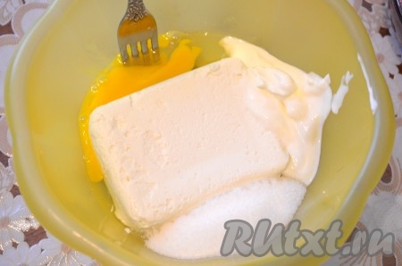 Для начинки взбить творог с яйцом, сахаром и сметаной.&nbsp;
