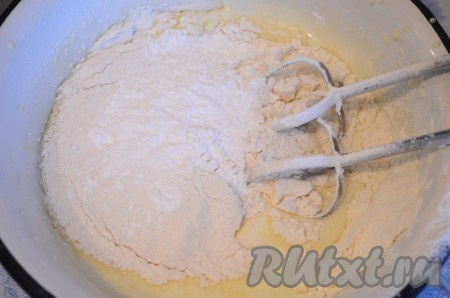 Просеять муку с разрыхлителем, взбить.