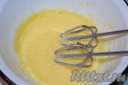 Для теста взбить яйцо с сахаром.
