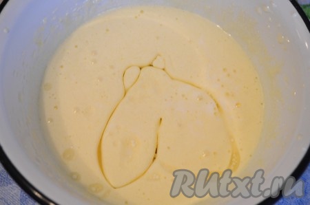 Влить молоко и масло, перемешать.
