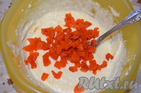 Добавить мелко порезанную курагу и перемешать. Убрать в холод.
