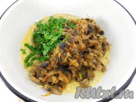 Затем к обжаренным овощам добавить шампиньоны, нарезанные на средние кусочки, и обжаривать, иногда перемешивая, минут 7-10 (до готовности грибов). Остудить и переложить грибы с овощами в миску с хлебом, яйцами и чесноком. Посолить и поперчить по вкусу, добавить петрушку. Хорошо перемешать.