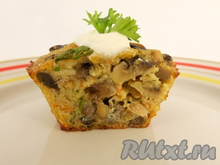 Ароматную, нежную, достаточно сытную запеканку из шампиньонов украсить зеленью и подать к столу с томатным или другим любимым соусом.&nbsp;