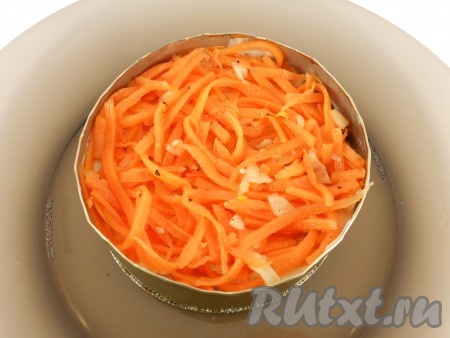 Если полосочки корейской моркови слишком длинные, тогда их нужно разрезать на несколько частей. Поверх грибного слоя, смазанного майонезом, выложить корейскую морковку, немного смазать майонезом.