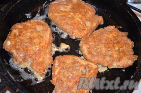 Выложить куриное мясо в кляре на разогретую с маслом сковороду и жарить на среднем огне с двух сторон до золотистой корочки (примерно по 2-3 минуты с каждой стороны). Готовность можно проверить, сделав разрез. Если куриное филе в разрезе белое, без розовых вкраплений, значит мясо готово.