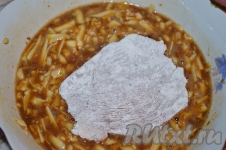 Куриное филе обмакнуть в сырный кляр с обеих сторон.