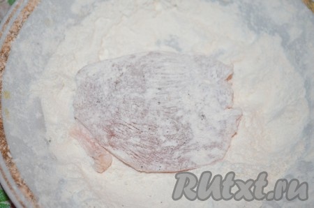 В отдельную тарелку всыпать муку. Обвалять каждый кусочек филе в муке со всех сторон.