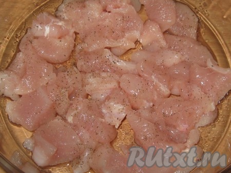 Филе курицы хорошо промыть, нарезать небольшими кусочками, уложить на дно формы, смазанной растительным маслом, посолить, поперчить.
