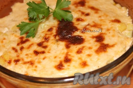 Готовую курицу с овощами под&nbsp;сырно-сливочным соусом достать и разложить по тарелкам, украсить зеленью.
