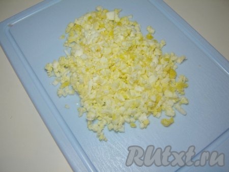 Сварите вкрутую яйца, остудите, очистите от скорлупы и мелко нарежьте.