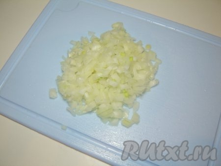 Очистите головку лука. Мелко порежьте. Если лук горький, то обдайте лук кипятком (чтобы снять горечь).