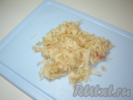 Так как мякоть яблок быстро темнеет, яблоки необходимо добавлять в салат в последнюю очередь. Очистите яблоки от косточек и удалите плодоножку. Натрите мякоть яблока на крупной терке.