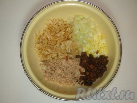 Смешайте все ингредиенты салата с майонезом, посолите по вкусу.