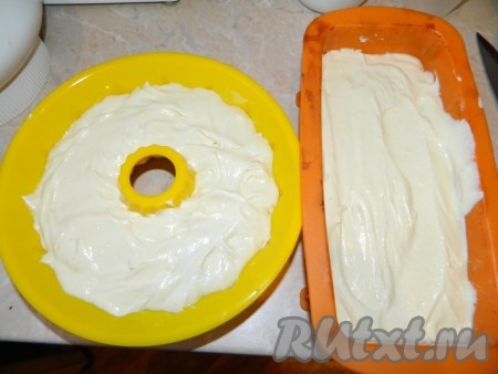 Нагреть духовку до 180 градусов. Массу выложить в смазанные растительным маслом формы, заполняя формы на 2/3 объёма. Полученного теста мне хватило на 2 вот таких кекса. Отправить формы с тестом в разогретую до 180 градусов духовку. Выпекание этого кекса, замешанного на питьевом йогурте, имеет одну особенность. Выпекаю я его всего 30 минут, а потом выключаю духовку и оставляю в ней выпечку до остывания. За это время кекс допекается до готовности, но остаётся менее плотным, чем обычно.