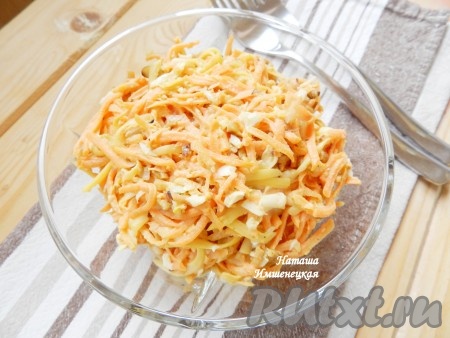 Салат с морковью и грецкими орехами можно сразу подавать к столу. Благодаря добавлению яйца и сыра это блюдо получается более нежным и сытным. Уверена, этот яркий салат порадует вас своим пикантный вкусом!