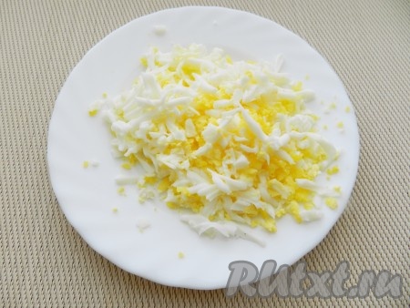 Варёное яйцо тоже натереть на крупной тёрке.